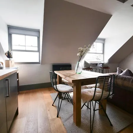 Apartment Escapes - Teyr Luxury Penthouse *
